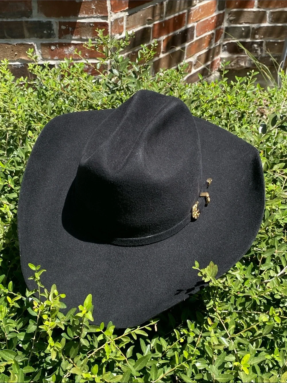 Larry Mahan 4X Classic Black Felt Cowboy Hat with gold buckle hatband